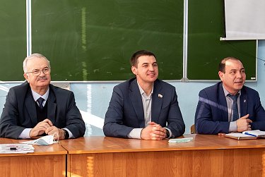 Депутат встретился со студентами